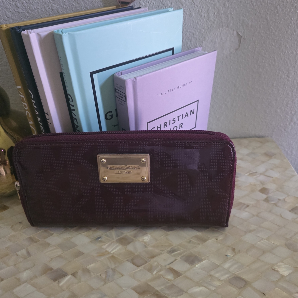 EUC MICHAEL KORS Patent Leather Signature Zip Around Wallet